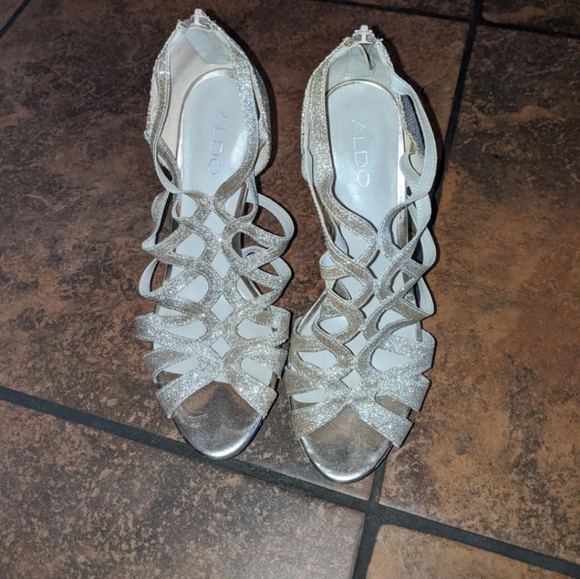 ALDO size 7.5 gold heels - Picture 7 of 7